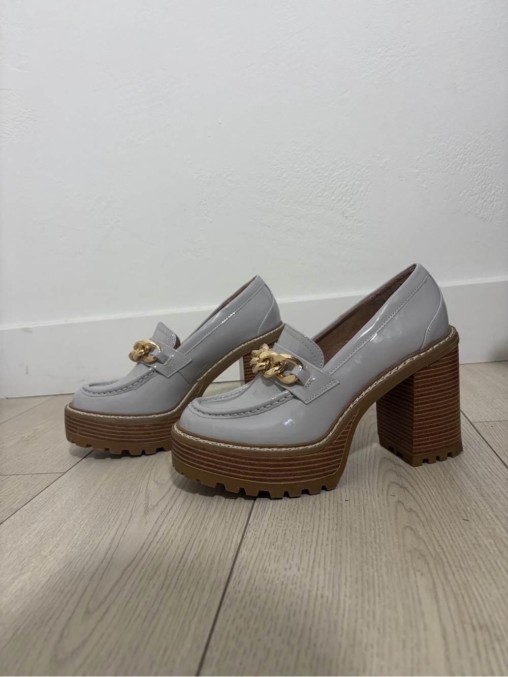 Madden Girl Gray Patent Platform Loafers Gold Chain Heels size 7